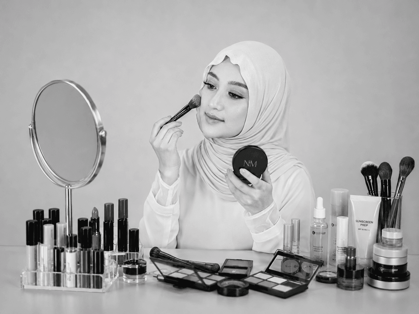 Nabila sedang melakukan rutinitas skincare